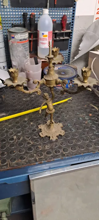 Candelabro de bronce antiguo con figura