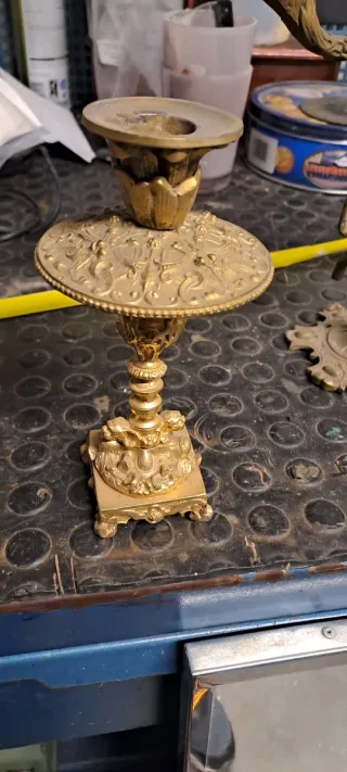 Candelabro de bronce antiguo con figura