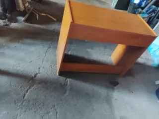 Escritorio de madera marrón