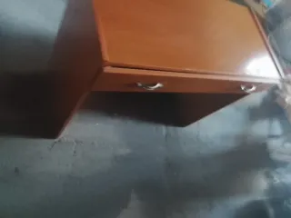 Escritorio de madera marrón