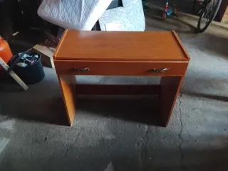 Escritorio de madera marrón