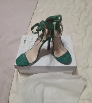 Sandali verdi con perle