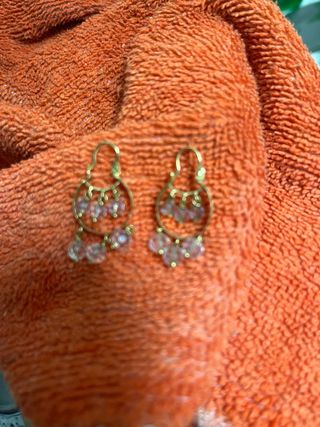 Pendientes de oro con detalles blancos