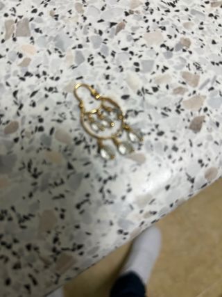 Pendientes de oro con detalles blancos