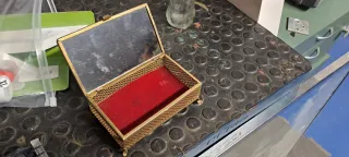 Caja joyero vintage dorada con espejo