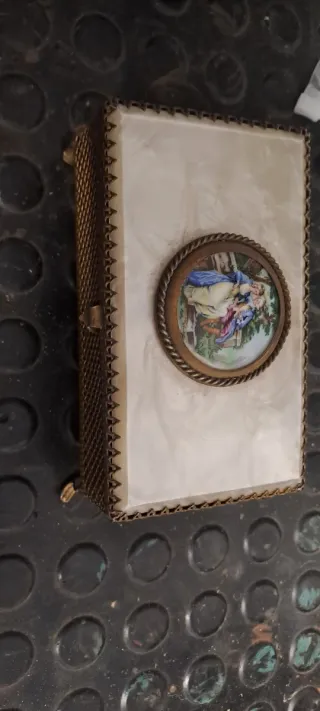 Caja joyero vintage dorada con espejo