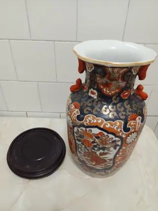 Jarrón de cerámica con base de madera