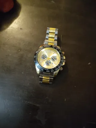 Reloj de pulsera dorado y plateado