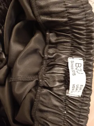 Pantalón B2U efecto piel negro Talla L