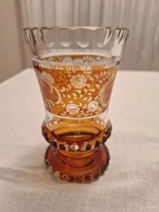 Piccolo vaso cristallo ambrato decorato inciso