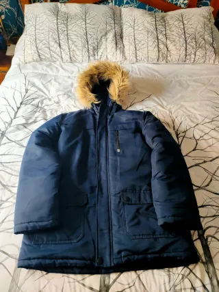 Chaquetón juvenil con capucha con pelo sintético.