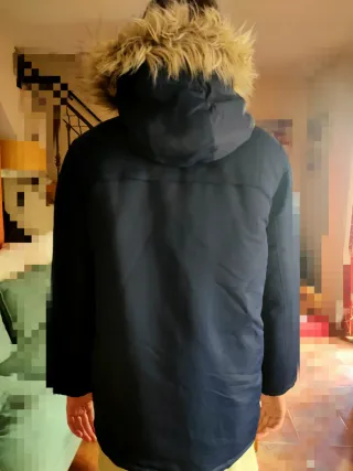 Chaquetón juvenil con capucha con pelo sintético.