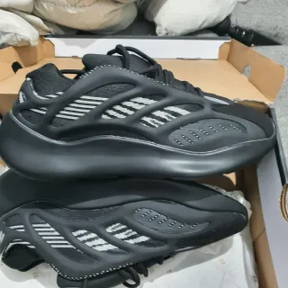 Adidas Yeezy 700 V3 Negro