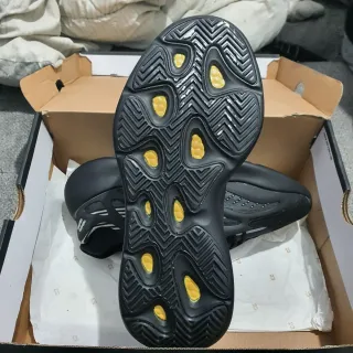 Adidas Yeezy 700 V3 Negro