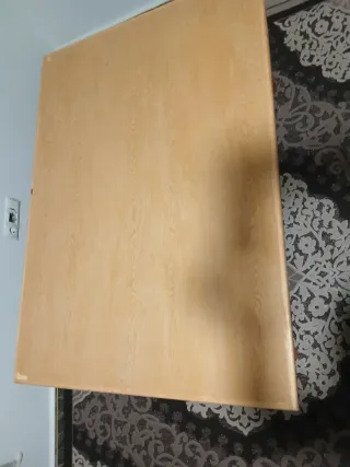 Mesa de comedor de madera clara