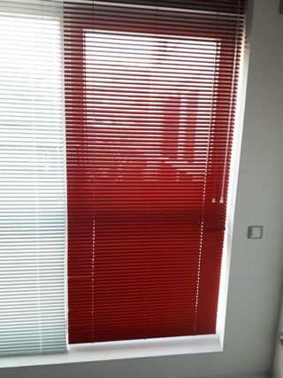 Persiane veneziane rosse e bianche