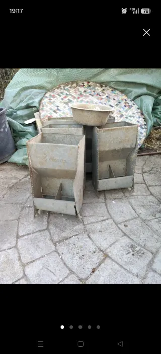 Comedero metálico para pájaros