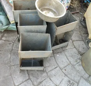 Comedero metálico para pájaros