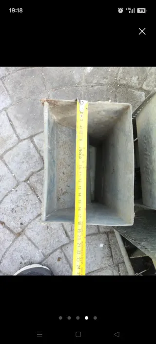 Comedero metálico para pájaros