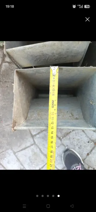 Comedero metálico para pájaros