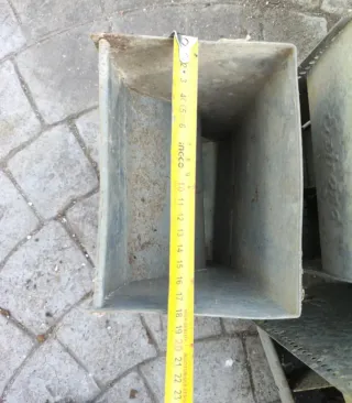 Comedero metálico para pájaros