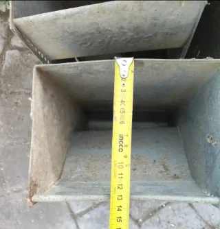 Comedero metálico para pájaros