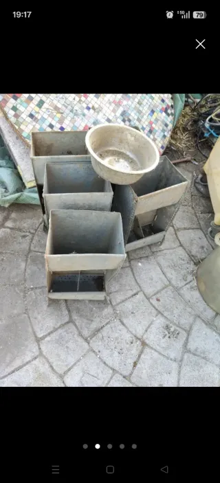 Comedero metálico para pájaros