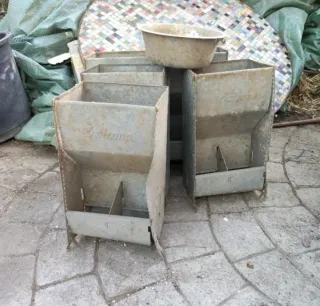 Comedero metálico para pájaros