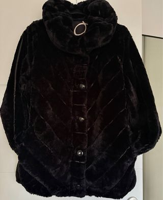 Elegante chaquetón reversible y muy abrigado.