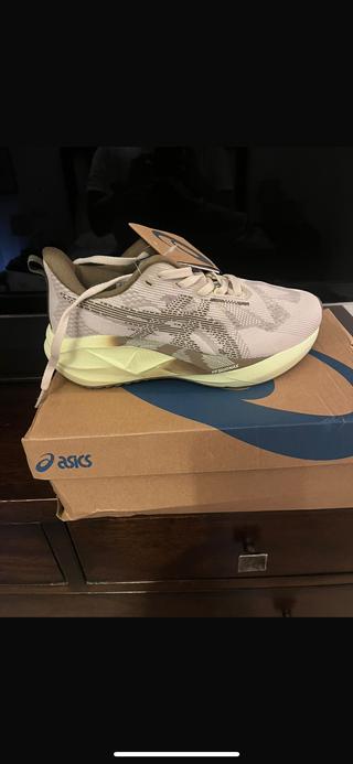 Zapatillas Asics Novablast running beige/verde