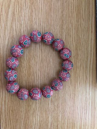 Pulsera de bolas con flores