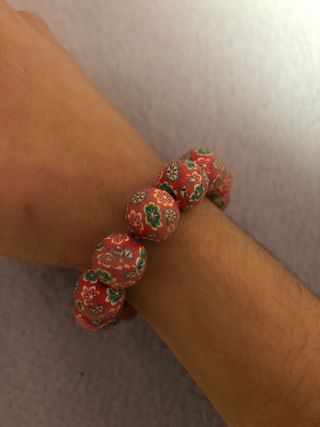 Pulsera de bolas con flores