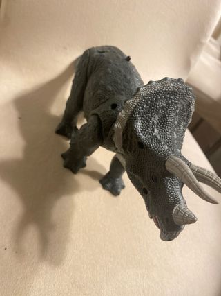 Dinosaurio de juguete con movimiento