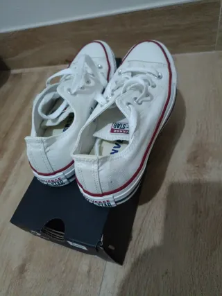 Zapatillas Converse Blancas con Detalles Rojos