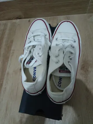 Zapatillas Converse Blancas con Detalles Rojos