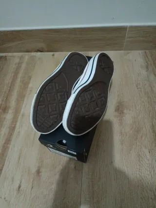 Zapatillas Converse Blancas con Detalles Rojos