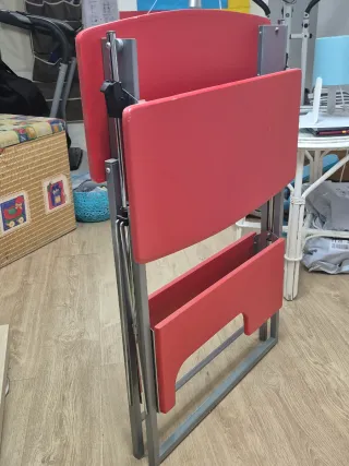 Escritorio plegable rojo y gris