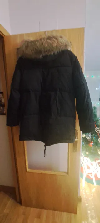 Chaqueta de plumas negra con capucha