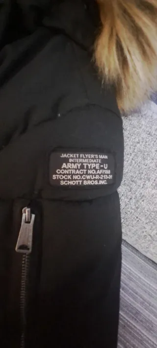 Chaqueta de plumas negra con capucha