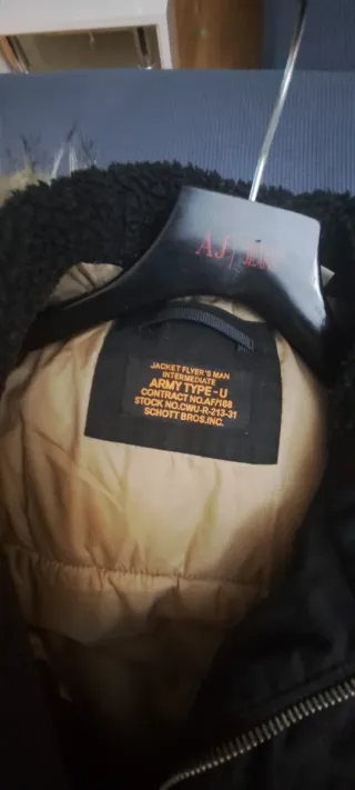 Chaqueta de plumas negra con capucha