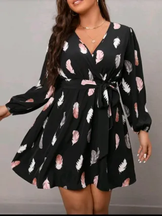 Vestido con cinturón con estampado de plumas