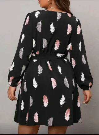 Vestido con cinturón con estampado de plumas