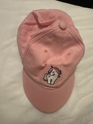 Gorro rosa con unicornio bordado