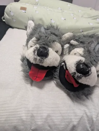 Zapatillas de casa lobo grises y rojas