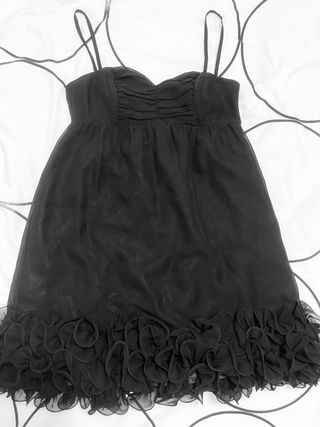 Vestido fiesta negro con volantes