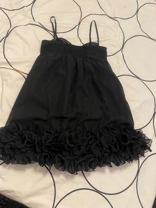 Vestido fiesta negro con volantes