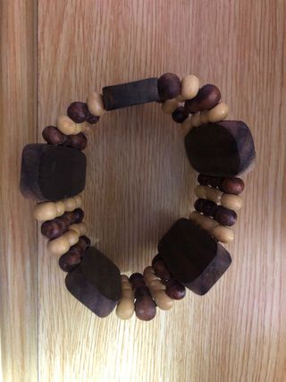 Pulsera de madera y nácar