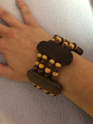 Pulsera de madera y nácar