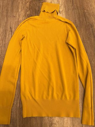 Jersey cuello alto amarillo chica