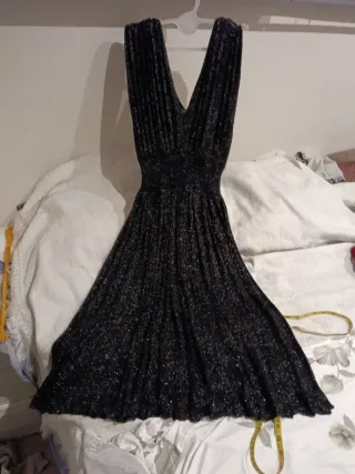 Vestido negro plisado con brillo